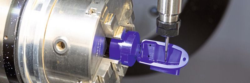 La diversité des plastiques à usiner est grande chez Amsler & Frey. Sont travaillés des matériaux souples tout autant que des matériaux abrasifs ou durs comme la pierre.