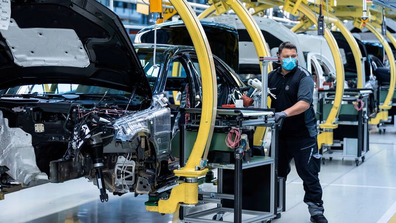 Im Werk in Stuttgart-Untertürkheim arbeiten nach Daimler-Angaben rund 19.000 Beschäftigte.