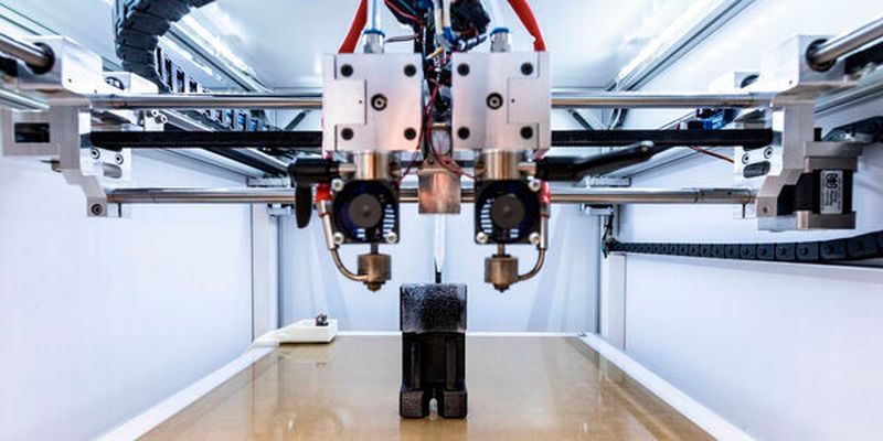 Robotergreifer in einem Fertigungsschritt können Forscher des Fraunhofer IPA mit dem sogenannten additiven Freiformgießen herstellen.