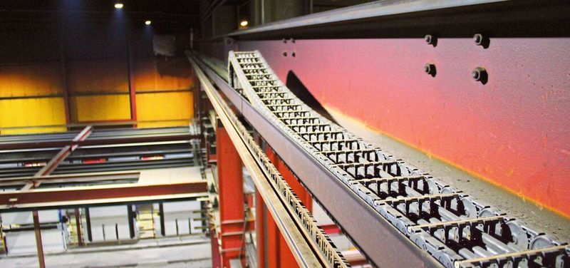 In der Beschichtungsanlage von WOB sind verschiedene Energieführungssysteme von Tsubaki Kabelschlepp verbaut.