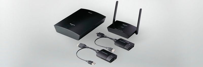 Das kabellose Präsentationssystem von Panasonic besteht aus einem Empfänger und zwei Sendern.