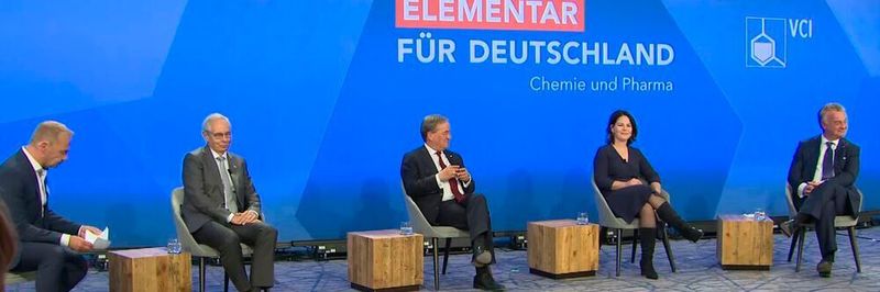 Die Moderation sprach vom Duell, doch rauchende Colts gab es in Düsseldorf keine, aller Differenzen zum Trotz.