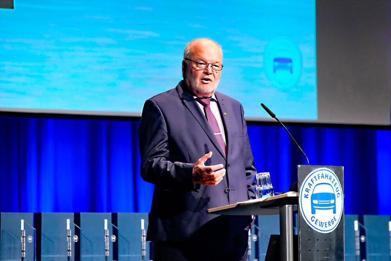 Albert Vetterl, Präsident des Kfz-Gewerbes Bayern, sprach zur Innungsversammlung in Niederbayern.