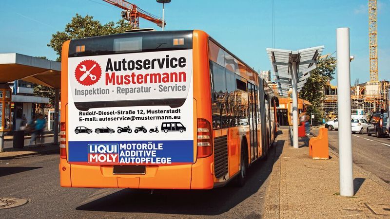 Breites Heck, fette Werbung: Dank Liqui Moly können Kfz-Betriebe nun auch einfach und deutlich günstiger auf Linienbussen werben.