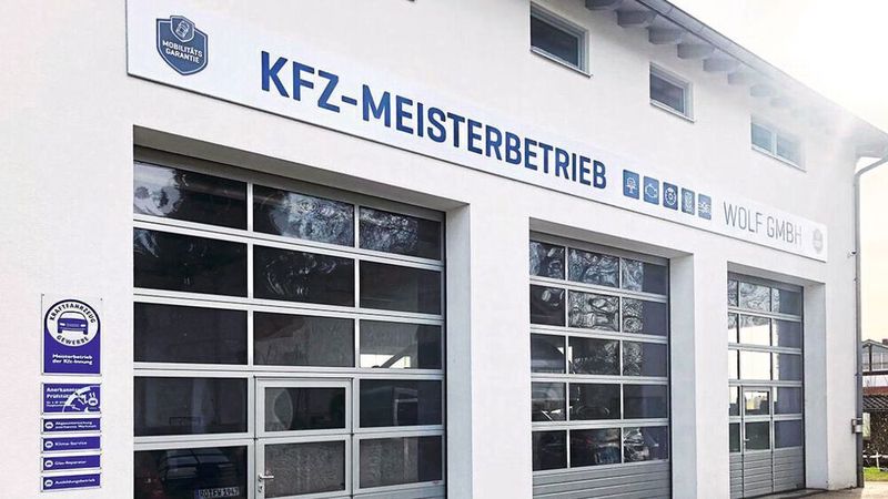 Das optionale Paket für die Außensignalisation des Select Concepts kommt modern und schlicht daher. Auf den Konzeptnamen wird dabei bewusst verzichtet und stattdessen der Inhaber in den Mittelpunkt gestellt.