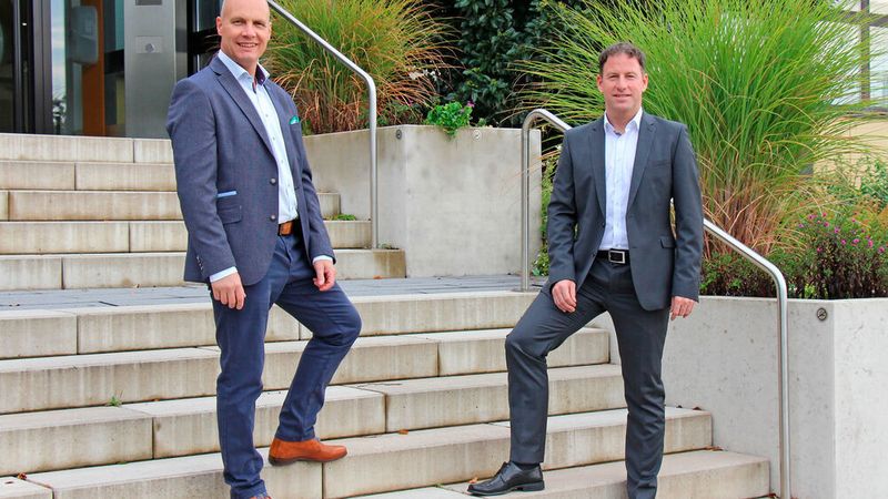 Staffelstabübergabe bei der Buschjost GmbH: Raymond Kamp (links) übernimmt die Leitung des Standorts Bad Oeynhausen von Andreas Pönnighaus (rechts).