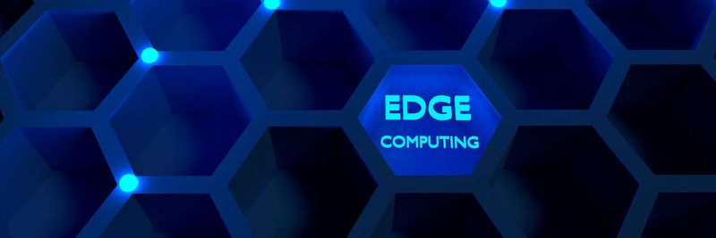 Edge Computing steht für dezentrale Datenverarbeitung am Rand („Edge“) des Netzwerks.