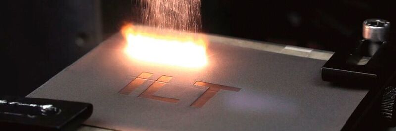 Rapide, doux et fiable: le Fraunhofer ILT a mis au point un processus sur mesure pour l'ablation du matériau d'anode à partir de feuilles de cuivre très fines jusqu'à 1760 mm³ / min.  Il utilise un puissant laser USP pour exposer les surfaces des contacts électriques.