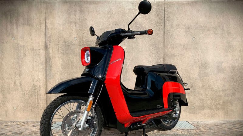 Interessenten können die E-Schwalbe in herkömmlicher Lackierung an den Govecs-Servicestandorten in Hamburg, Köln und Frankfurt Probe fahren.