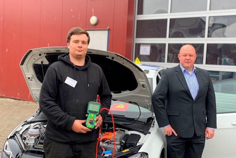 Der Sieger Kay Friedrichsen (li.) mit Björn Bigga, dem Vorsitzenden des Berufsbildungsausschusses im Verband des Kfz-Gewerbes Schleswig-Holstein.