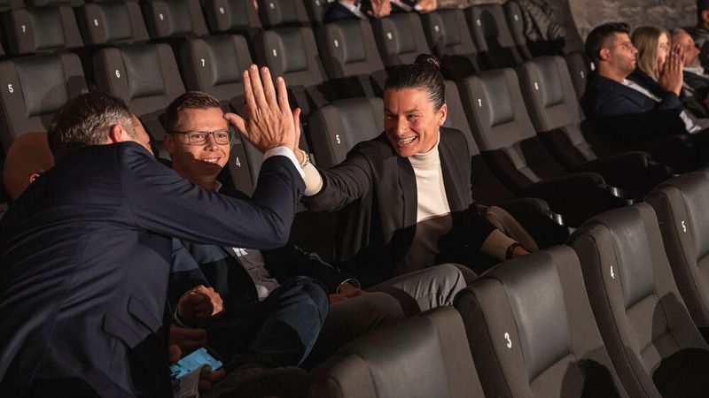 Große Freude bei der Preisverleihung: Beresa sichert sich den Gesamtsieg beim Digital Automotive Award 2020.