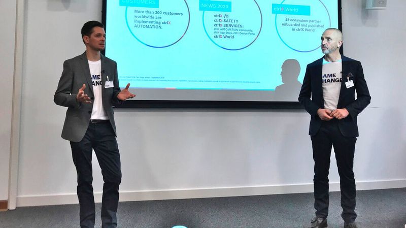 Philipp Guth (l.), CEO Business Unit Automation, und Steffen Winkler (r.), CSO Business Unit Automation, von Bosch Rexroth stellen die Neuheiten um die Automatisierungsplattform vor.