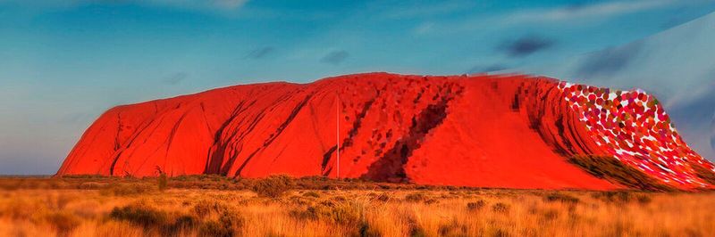 Der „Uluru“ in Australien ist wohl der bekannteste Monolith; zumindest per Bildbearbeitung lässt er sich in Einzelteile zerlegen und verformen.
