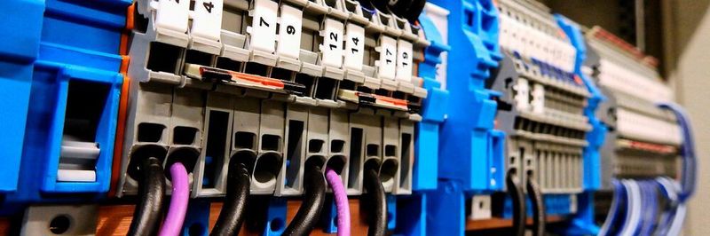 E-CAD-Software kommt zum Einsatz, wenn es steuerungs- und automatisierungstechnische Aufgaben im Maschinen- und Anlagenbau sowie in der Gebäudetechnik zu lösen gilt.