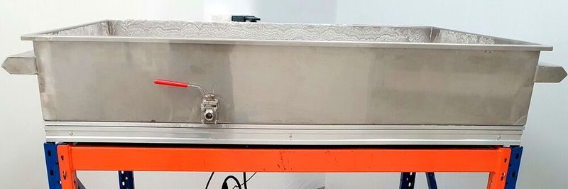 Die Edelstahl-Heizplatten von Busse befinden sich unter den Siedepfannen. Hier sorgen sie für eine konstante Temperatur und gleichmäßige Wärmeverteilung an den Pfannen