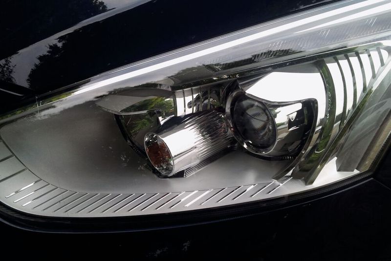 Fraunhofer-Forscher arbeiten an transparenten Radarsensoren, die sich in Autoscheinwerfer integrieren lassen.