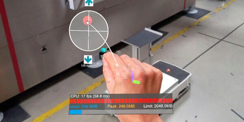 Blick durch die AR-Brille: Mit einem virtuell eingeblendeten Joystick kann der Logistikmitarbeiter das FTF bewegen.