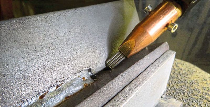 Für die neue LMWT-Technologie passte SKLT die Steuerung und Drahtzuführung an und ermöglicht damit erstmals eine Spaltüberbrückung von bis zu 3 mm, wie hier bei einer Kehlnaht am T-Stoß von 10 mm dicken Stahlteilen.