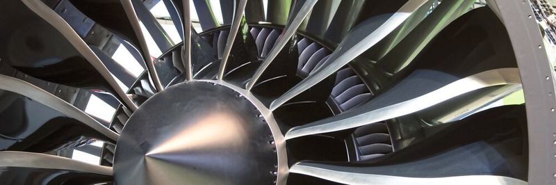 In der Flugzeugbauteil-Fertigung besonders anspruchsvoll: Turbinen-Schaufeln aus Nickelbasislegierungen.