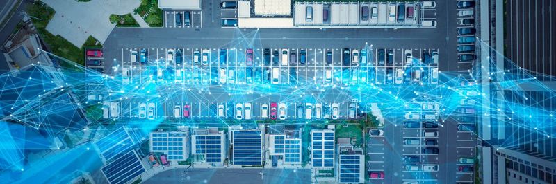 Smarte Sensorik kann die Parkplatzsuche für Autofahrer deutlich erleichtern. Mit den gesammelten Daten können verfügbare Parkplätze, die Auslastung und Wartezeiten angezeigt werden.