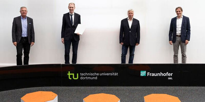 Operativer Start für die Silicon Economy in Dortmund (v.l.): Prof. Michael ten Hompel, (Institutsleiter Fraunhofer IML), Jürgen Dannen (Fachreferent Zuwendungsverfahren bei BAV), Manfred Lemke (Teamleiter Zuwendungsverfahren bei BAV) und Prof. Michael Henke (Institutsleiter Fraunhofer IML).