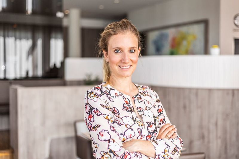 Zum 1. Oktober 2020 wurde Lea Corzilius zur stellvertretende Geschäftsführerin für den Bereich Personal ernannt. In dieser Funktion ist sie zugleich Mitglied der Hella-Geschäftsführung geworden. Lea Corzilius ist seit 2017 für den Zulieferer tätig. Sie verantwortete dort zuletzt das weltweite Personalmanagement des Lichtbereichs. Vor ihrem Einstieg bei Hella war die promovierte Wirtschaftswissenschaftlerin sechs Jahre lang bei der Unternehmensberatung McKinsey beschäftigt.