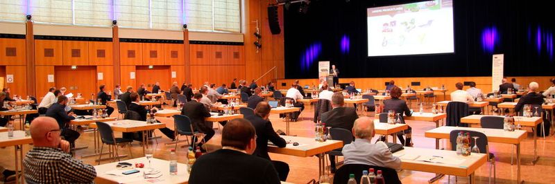 Dank Abstandsregel, Maskenpflicht und Hygienekonzept waren knapp über 90 Teilnehmer in der Stadthalle Sindelfingen erlaubt.