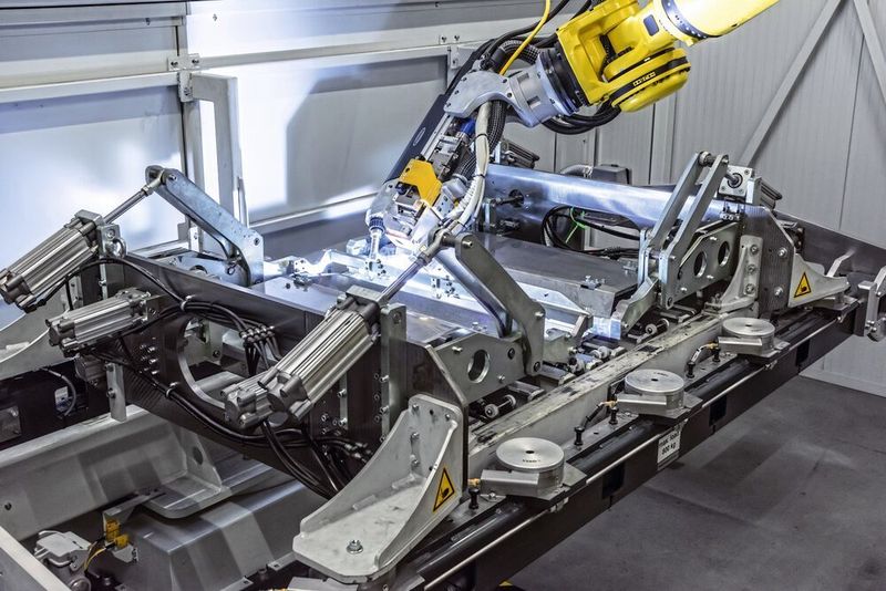 Für das Batteriewannen-Projekt kamen Maschinenbau und Schweißtechnik von Fronius Welding Automation, Roboter und Faserlaser von Fanuc.