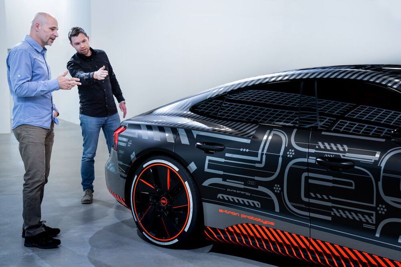 Audi-Sounddesigner Rudolf Halbmeir (links) und Stephan Gsell: „Wir mussten einen kontinuierlichen Ton finden, der unendlich wiederholbar ist.“