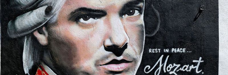 Ob die Entwickler, die das Projekt „Falco“ aus der Taufe gehoben haben, an den Sänger Falco, Johann „Hans“ Hölzel und sein velleicht erfolgreichsten Titel „Rock me, Amadeus“ gedacht haben, ist unbekannt. Dieses Graffito findet sich bei der Falcostiege, bei der U-Bahn-Station Kettenbrückengasse.