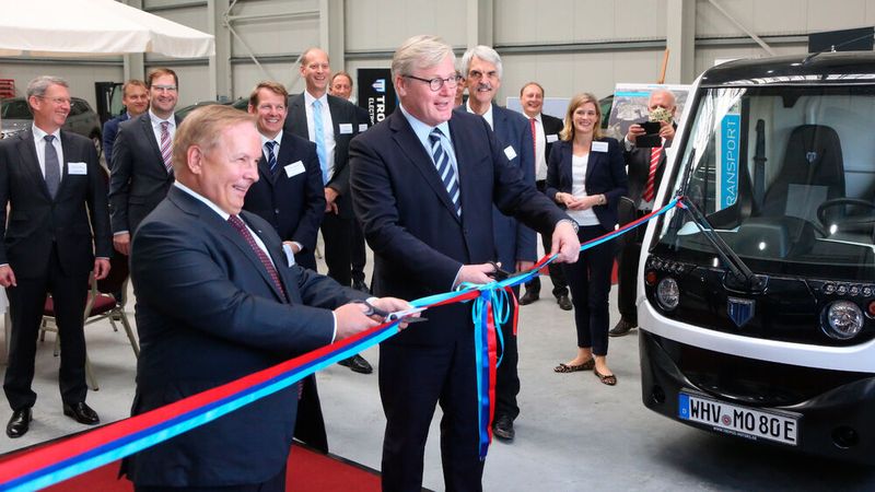 Niedersachsens Wirtschaftsminister Dr. Bernd Althusmann und Dr. Jörg Mosolf, Vorstandsvorsitzender der Mosolf-Gruppe, eröffneten gemeinsam das „Mosolf Auto Terminal Wilhelmshaven“.