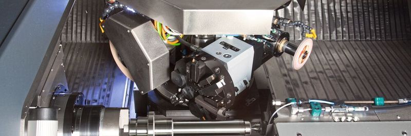 Die vollhydrostatische Mikroturngrind 1000 verfügt über eine B-Achse, die optional Platz für einen Revolver mit 8 festen VDI 30 Werkzeugaufnahmen, eine Aussenschleifspindel mit Ø 300 mm Schleifscheibe und eine Innenschleifspindel bietet.