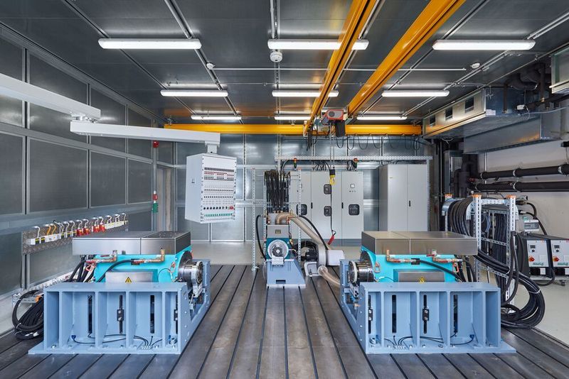 Mit dem ersten Kundenauftrag ist Ende Juni am FKFS ein neuer Hochleistungs-Prüfstand zur Erprobung rein elektrischer Fahrzeugantriebe in den Operativbetrieb gegangen.