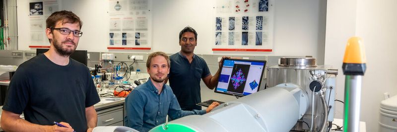 Harald Fitzek, Christian Prehal and Qamar Abbas (from left) at the SAXS facility SAXSpoint 2.0 (Anton Paar GmbH): With their work at Graz University of Technology, the researchers are providing new insights into hybrid supercapacitors.