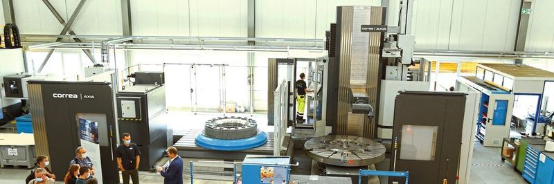La Correa Axia 70 et ses deux plateaux tournants, utilisés pour l’usinage pendulaire de larges composants.