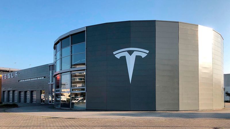 Auf rund 6500 Quadratmetern und zwei Stockwerken erstreckt sich das neue Tesla-Gelände in Hamburg.