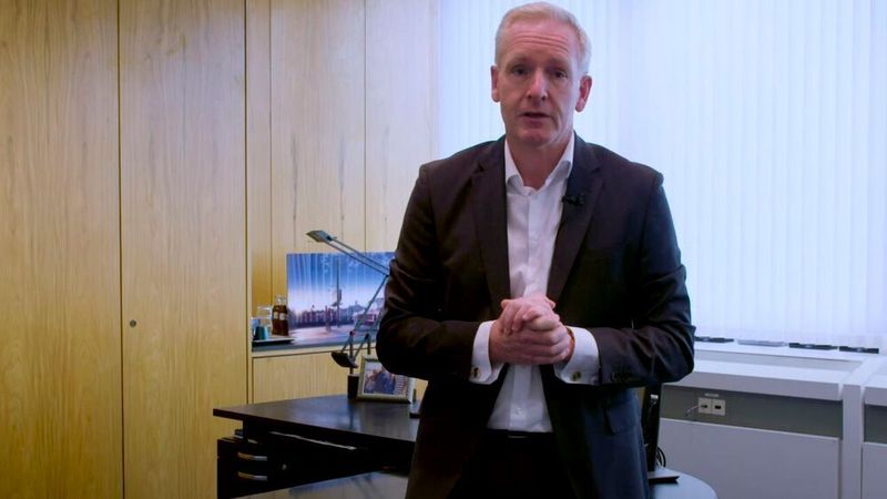 DACH-Vertriebschef Hans Jörg Klein bittet in einem aktuellen Youtube-Video auf dem Ford-Deutschland-Kanal Kuga-Kunden um Geduld: Die Fehlerbehebung im Zusammenhang mit einer Rückrufaktion des E-SUV werde wohl „eher Monate als Wochen“ dauern.