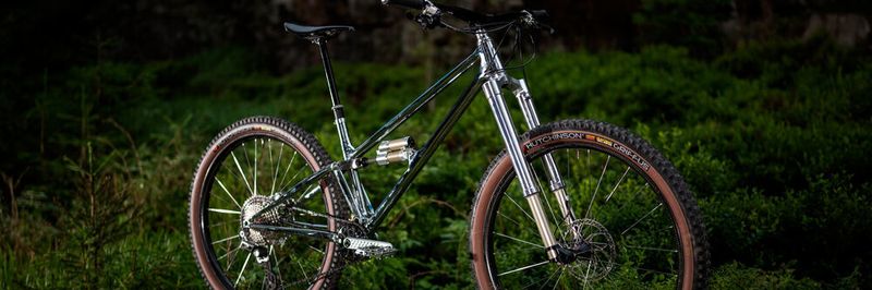 Das Huhn Cycles Moorhuhn 129 gehört zu den Finalisten der Purmundus Challenge 2020. Der Rahmen des 130 mm-Trailbikes besteht aus 3D-gedruckten Stahlmuffen.