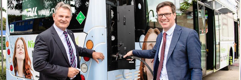 Wasserstoff alaaf! Köln macht mit "grünem" Gas Stadtbusse mobil. Von links nach rechts: Stephan Santelmann (Landrat Rheinisch-Bergischer Kreis), Günter Rosenke (Landrat Kreis Euskirchen als Aufsichtsratsvorsitzender der RVK)