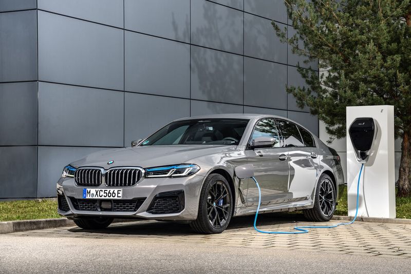 Die neue BMW 545e xDrive Limousine: Plug-in-Hybride könnten Wegbereiter für die Elektromobilität und durch den Einsatz alternativer Kraftstoffe Teil des Antriebsportfolios der Zukunft sein.