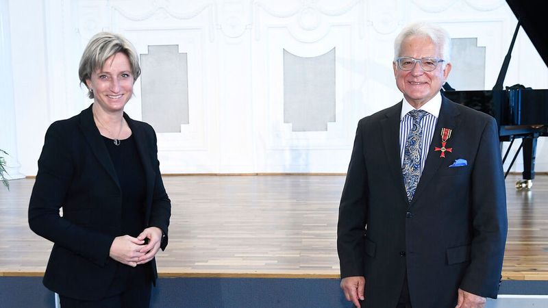 Baden-Württembergs Wirtschaftsministerin Nicole Hoffmeister-Kraut hat dem Ehrenpräsident des Verbands des Kfz-Gewerbes des Landes, Harry Brambach, das Verdienstkreuz am Bande der Bundesrepublik Deutschland überreicht.