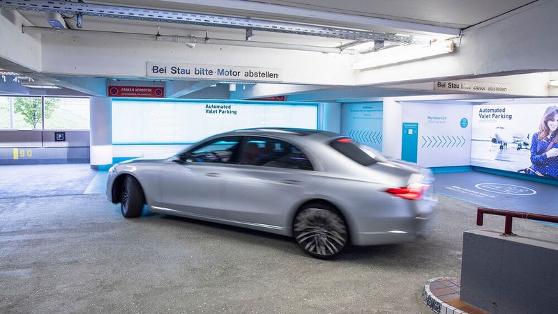 Kameras erkennen freie Parkplätze, überwachen den Fahrkorridor und dessen Umfeld und erfassen Hindernisse oder Personen.