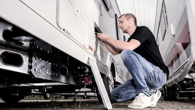 Trainings und Seminare zur Caravanreparatur bietet das Werkstattnetz Acoat Selected des Lackherstellers Akzo Nobel.