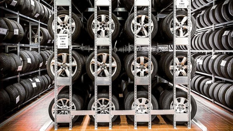 Die Räder- und Reifenregale der Lieferanten bestehen aus einzelnen Modulen. Sie lassen sich platzsparend einsetzen und wenn nötig an anderer Stelle wieder aufbauen.