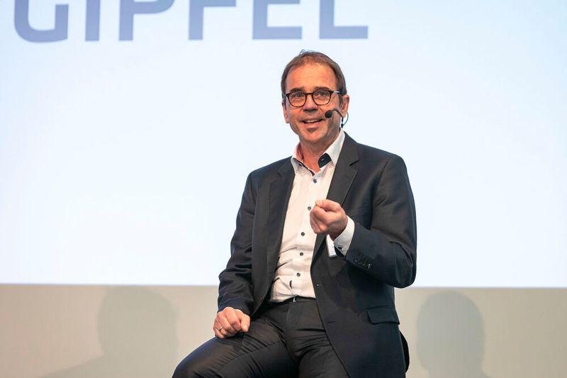 Stephan Krinke, Leiter Strategie und Programme im Bereich Nachhaltigkeit der Volkswagen AG, auf dem »Automobil Industrie Leichtbau-Gipfel«.