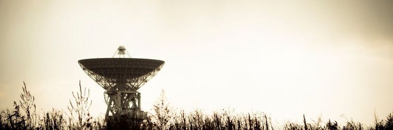 Dank Radar lassen sich Objekte erkennen, analysieren oder vergleichen. Dazu wird ein ausgesendetes Echosignal von einer Empfangseinheit ausgewertet.