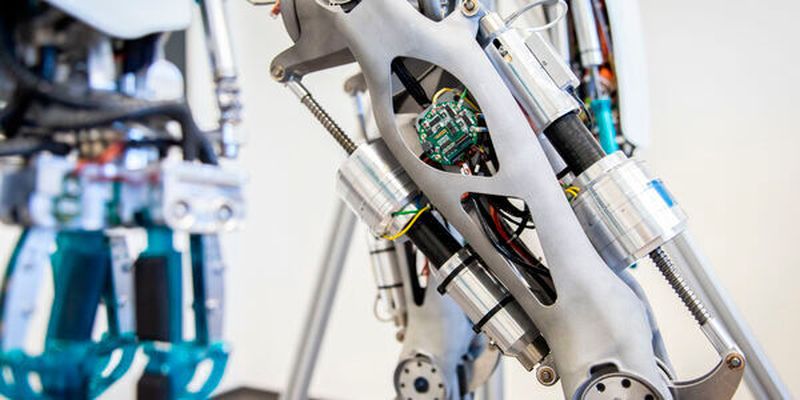 Ein humanoider Roboter soll selbstständig komplexe Bewegungen lernen – dazu müssen Deep-Learning-Algorithmen mit verlässlichen mathematischen Regeln kombiniert werden. Das Projekt will Steuerungssysteme auf Basis von Künstlicher Intelligenz näher an die Fähigkeiten des Menschen rücken.
