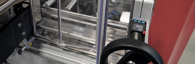 Die elektronische Positionsanzeige AP05 von Siko garantiert am Deckel-Tray-Packer Somic 424 DT korrekte Maschineneinstellungen und schnelle Umrüstzeiten.