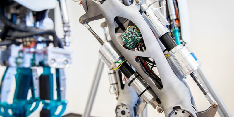 Ein humanoider Roboter soll selbstständig komplexe Bewegungen lernen – dazu müssen Deep-Learning-Algorithmen mit verlässlichen mathematischen Regeln kombiniert werden.