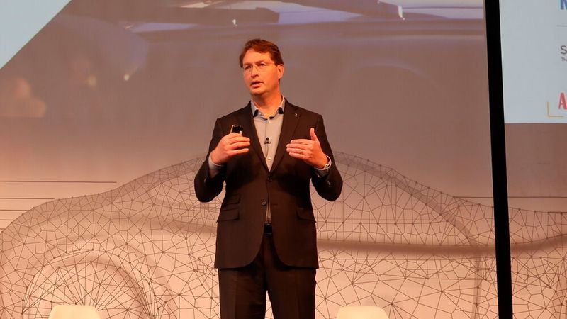 „Das bekannte Vertriebssystem ist nicht kaputt, aber die Digitalisierung wird dafür sorgen, dass wir viele Kosten aus dem Vertrieb herausnehmen können“, sagte Daimler-Chef Ola Källenius beim Ifa-Branchengipfel in Nürtingen.